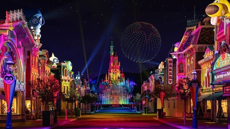 夏日限定！香港迪士尼乐园 Pixar 无人机汇演全新登场 人气水花巡游回归