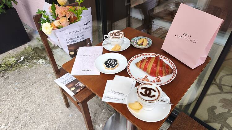 Chanel 复古咖啡馆香港惊喜亮相 大坑社区 Crush Absolu 香水 pop-up、艺术展、图书馆及黑胶音乐空间（有片）