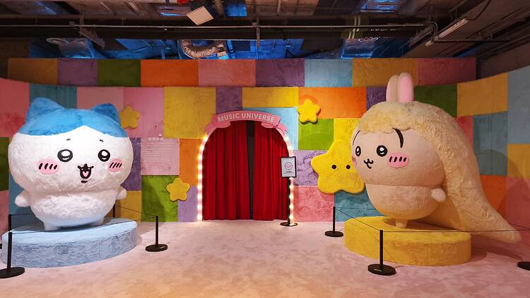 现场直击 Chiikawa 展览2026香港：Chiikawa 旋转木马、巨型毛公仔房、 Disco 睡衣派对、Chiikawa Artiverse 展览门票开售日期、购票连结、地点、Chiikawa 迴旋木马公仔系列、活动时间表