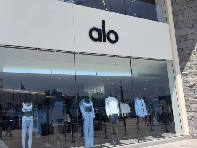 ALO中国首店香港开业 不少消费者排队近1小时入场 热门款靠抢